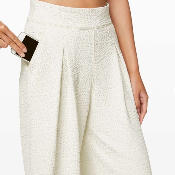 Lululemon Can You Feel The Pleat Textured Wide Leg Cropped Pant in Light Ivory 8 - Picture 3 of 13
